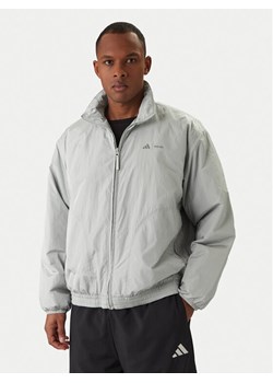 adidas Kurtka przejściowa Moon Boot JM8923 Szary Loose Fit ze sklepu MODIVO w kategorii Kurtki męskie - zdjęcie 187971348