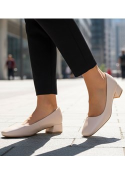 Beżowe czółenka na niskim obcasie /A6-3 +h2 18226 W102/ ze sklepu Pantofelek24.pl w kategorii Czółenka - zdjęcie 187973265