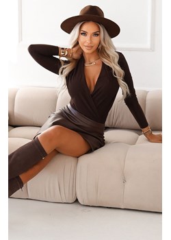 Stylowe body damskie z kopertowym dekoltem czekoladowe 375-10, Kolor czekoladowy, Rozmiar L, Numoco ze sklepu Primodo w kategorii Bluzki damskie - zdjęcie 187974635