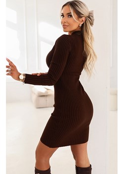 Elegancka dopasowana sukienka sweterkowa z golfem czekoladowa 652-2, Kolor czekoladowy, Rozmiar one size, NUMOCO BASIC ze sklepu Primodo w kategorii Sukienki - zdjęcie 187974649