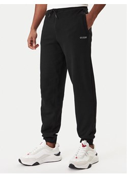 Guess Spodnie dresowe Z6RB12 KAIJ1 Czarny Regular Fit ze sklepu MODIVO w kategorii Spodnie męskie - zdjęcie 187976116