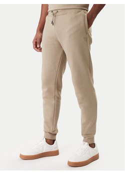 Guess Spodnie dresowe Z2YB22 K9V31 Beżowy Regular Fit ze sklepu MODIVO w kategorii Spodnie męskie - zdjęcie 187976166