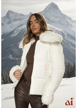Biała Kurtka z Pikowanymi Przeszyciami i Szerokim Kołnierzem z Futrem Galaressa ze sklepu renee.pl w kategorii Kurtki damskie - zdjęcie 187978236