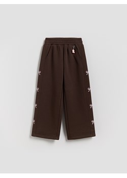 Reserved - Spodnie dresowe z brelokiem - ciemnobrązowy ze sklepu Reserved w kategorii Spodnie dziewczęce - zdjęcie 187979998