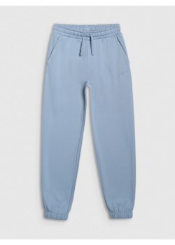 Dziewczęce spodnie dresowe joggery 4F 4FJRAW25TTROF1616 - niebieskie ze sklepu Sportstylestory.com w kategorii Spodnie dziewczęce - zdjęcie 187980138