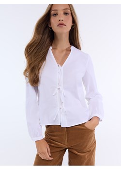 Mohito - Bluzka z wiązaniami z przodu - biały ze sklepu Mohito w kategorii Koszule damskie - zdjęcie 187981966