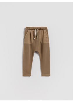 Reserved - Spodnie regular fit - brązowy ze sklepu Reserved w kategorii Spodnie chłopięce - zdjęcie 187982217