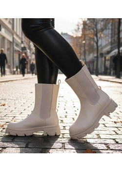 Beżowe botki sztyblety z łańcuchem /A3-3 12254 S798/ ze sklepu Pantofelek24.pl w kategorii Botki - zdjęcie 187985465