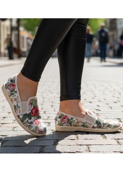 Damskie materiałowe tenisówki w kwiaty ost474 ze sklepu Pantofelek24.pl w kategorii Trampki damskie - zdjęcie 187985467