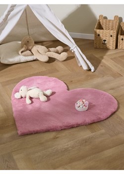 Sinsay - Dywan ze sztucznym futerkiem w kształcie serca - różowy ze sklepu Sinsay w kategorii Dywany - zdjęcie 187987065