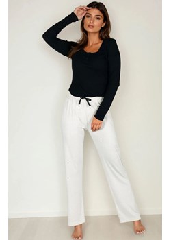 Długa piżama damska wiskozowa Naomi, Kolor czarny-ecru, Rozmiar S, Momenti per me ze sklepu Intymna w kategorii Piżamy damskie - zdjęcie 187987918