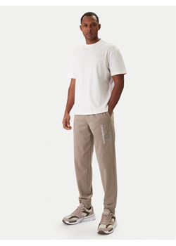 EA7 Emporio Armani T-Shirt 7M001402 AF22264 U0004 Écru Regular Fit ze sklepu MODIVO w kategorii T-shirty męskie - zdjęcie 187989176