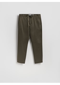 Reserved - Spodnie carrot fit - zielony ze sklepu Reserved w kategorii Spodnie męskie - zdjęcie 187991809