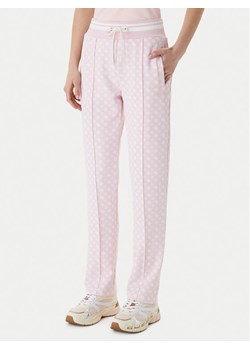 Guess Spodnie dresowe V5YB20 KB212 Różowy Regular Fit ze sklepu MODIVO w kategorii Spodnie damskie - zdjęcie 187992579