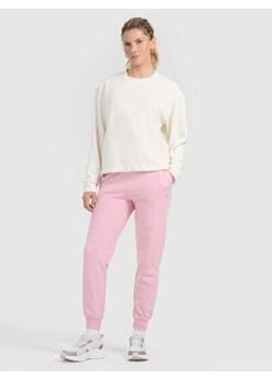 Damskie spodnie dresowe joggery 4F 4FWMM00TTROF0945 - różowe ze sklepu Sportstylestory.com w kategorii Spodnie damskie - zdjęcie 187993306