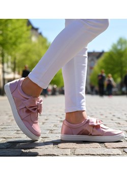 Wsuwane różowe damskie sneakersy z kokardą ost509 ze sklepu Pantofelek24.pl w kategorii Buty sportowe damskie - zdjęcie 187994366