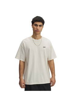 Męski t-shirt z nadrukiem Under Armour UA M Hw Os Logo Wash Ss - beżowy ze sklepu Sportstylestory.com w kategorii T-shirty męskie - zdjęcie 187994505