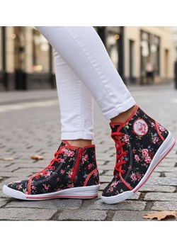 Wysokie dziewczęce trampki w kwiatki czarno-czerwone /A2-3 7544 S089/ ze sklepu Pantofelek24.pl w kategorii Trampki dziecięce - zdjęcie 187995565
