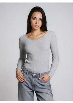 Sinsay - Prążkowany sweter z dekoltem V - szary ze sklepu Sinsay w kategorii Swetry damskie - zdjęcie 187996796