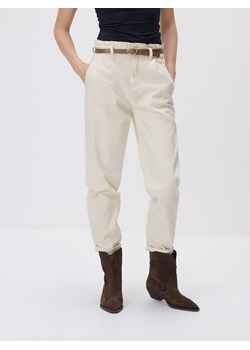 Reserved - Jeansy paperbag z dłuższą nogawką - beżowy ze sklepu Reserved w kategorii Jeansy damskie - zdjęcie 187997298