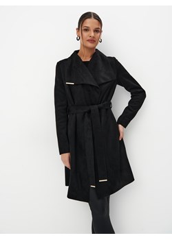 Mohito - Czarny płaszcz z wiązaniem - czarny ze sklepu Mohito w kategorii Płaszcze damskie - zdjęcie 187999357