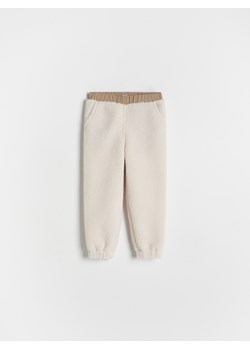 Reserved - Spodnie z imitacji baranka - beżowy ze sklepu Reserved w kategorii Spodnie dziewczęce - zdjęcie 188000768