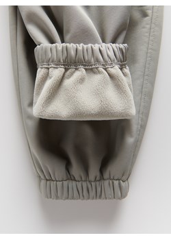 Reserved - Spodnie cargo na polarowej podszewce - jasnoszary ze sklepu Reserved w kategorii Spodnie chłopięce - zdjęcie 188000817