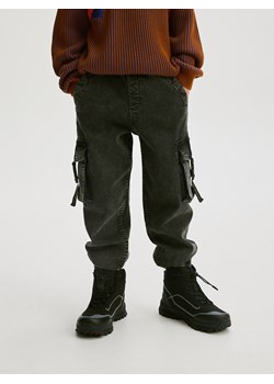 Reserved - Elastyczne jeansy jogger - szary ze sklepu Reserved w kategorii Spodnie chłopięce - zdjęcie 188000896