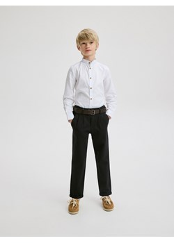 Reserved - Strukturalne spodnie chino z paskiem - czarny ze sklepu Reserved w kategorii Spodnie chłopięce - zdjęcie 188006869