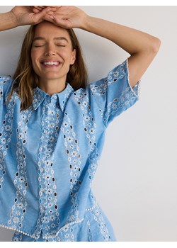 Reserved - Krótka koszula z ażurowym haftem - jasnoniebieski ze sklepu Reserved w kategorii Koszule damskie - zdjęcie 188007019