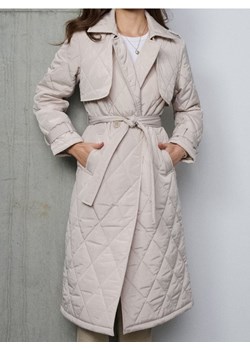 Sinsay - Pikowany płaszcz z paskiem - beżowy ze sklepu Sinsay w kategorii Płaszcze damskie - zdjęcie 188007517