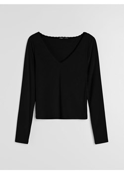 Sinsay - Bluzka z długim rękawem i koronką przy dekolcie - czarny ze sklepu Sinsay w kategorii Bluzki damskie - zdjęcie 188007569