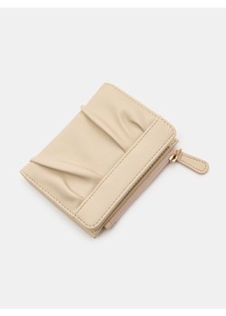 Sinsay - Mały portfel z ozdobnym marszczeniem - kremowy ze sklepu Sinsay w kategorii Portfele damskie - zdjęcie 188007605