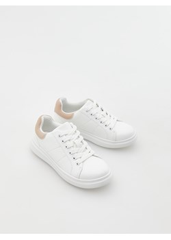 Reserved - Sneakersy z imitacji skóry - biały ze sklepu Reserved w kategorii Trampki dziecięce - zdjęcie 188010078