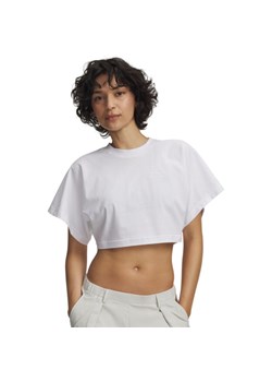 Damski crop top Under Armour Cropped Script SS Tee - biały ze sklepu Sportstylestory.com w kategorii Bluzki damskie - zdjęcie 188011375
