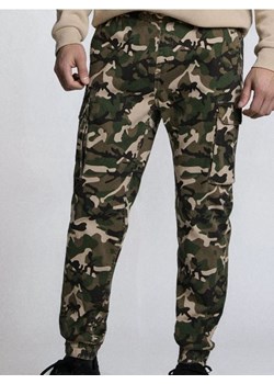 Sinsay - Spodnie jogger cargo ze wzorem moro - wielobarwny ze sklepu Sinsay w kategorii Spodnie męskie - zdjęcie 188017085