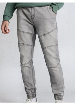 Sinsay - Jeansy jogger z efektem sprania - kremowy ze sklepu Sinsay w kategorii Jeansy męskie - zdjęcie 188020395