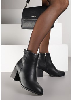 Czarne Botki do Kostki Vices na Słupkowym Obcasie z Okrągłą Aplikacją z Tyłu Wadvire ze sklepu born2be.pl w kategorii Botki - zdjęcie 188023809