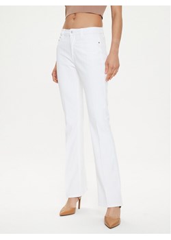 Guess Jeansy W4GA0L D4MW4 Biały Regular Fit ze sklepu MODIVO w kategorii Jeansy damskie - zdjęcie 188027807
