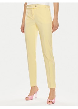 Rinascimento Spodnie materiałowe CFC0118281003 Żółty Regular Fit ze sklepu MODIVO w kategorii Spodnie damskie - zdjęcie 188027847