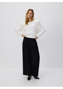 Reserved - Bluzka z poduszkami na ramionach - biały ze sklepu Reserved w kategorii Bluzki damskie - zdjęcie 188031099