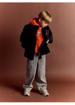 Reserved - Jeansy baggy z brelokiem - jasnoszary ze sklepu Reserved w kategorii Spodnie chłopięce - zdjęcie 188031247