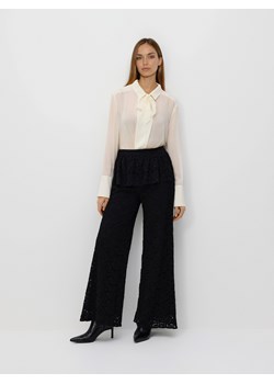 Reserved - Koronkowe spodnie z baskinką - czarny ze sklepu Reserved w kategorii Spodnie damskie - zdjęcie 188036678