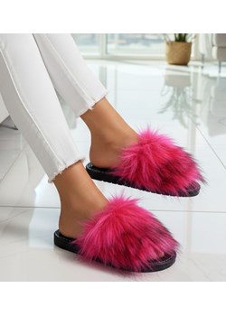 Fuksjowe klapki z efektownym futerkiem //D9-1 14298 S199/ ze sklepu Pantofelek24.pl w kategorii Kapcie damskie - zdjęcie 188038438