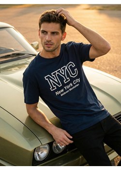 Sinsay - Bawełniana koszulka z napisem - granatowy ze sklepu Sinsay w kategorii T-shirty męskie - zdjęcie 188040196