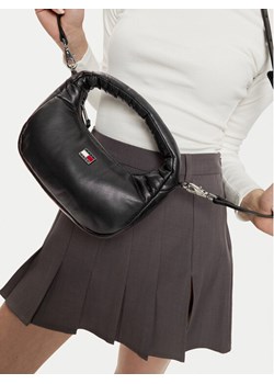 Tommy Jeans Torebka Tjw Pillow Mini Hobo AW0AW16976 Czarny ze sklepu MODIVO w kategorii Torebki damskie - zdjęcie 188040855