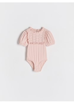 Reserved - Bawełniane body z falbaną - pastelowy róż ze sklepu Reserved w kategorii Body niemowlęce - zdjęcie 188041155