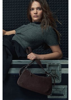 Estro: Ciemnobrązowa welurowa torebka damska na ramię ze sklepu Estro w kategorii Listonoszki - zdjęcie 188042677