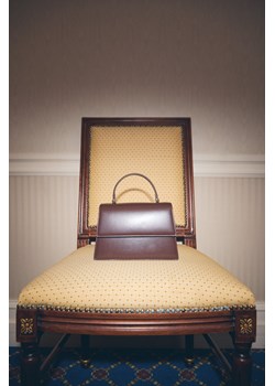 Estro: Mała ciemnobrązowa torebka damska typu kuferek ze skóry naturalnej ze sklepu Estro w kategorii Kuferki - zdjęcie 188042736