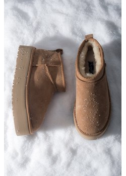 Estro: Beżowe niskie śniegowce damskie z weluru naturalnego z futrzanym wsadem ze sklepu Estro w kategorii Śniegowce damskie - zdjęcie 188042798